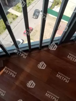 Отделка пола и потолка на балконе