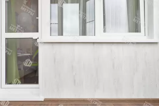 Отделка балкона МДФ панелями с эркерным остеклением Rehau