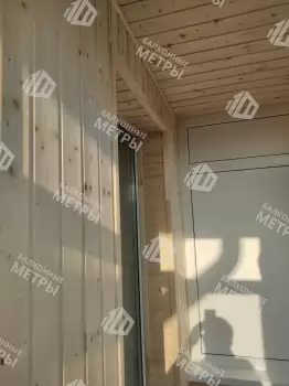 Холодное остекление балкона и отделка деревянной вагонкой