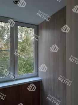 Отделка балкона под ключ ламинатом и натяжным потолком