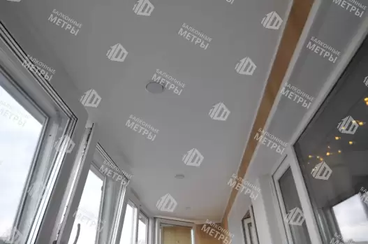 Остекление лоджии окнами с мультифункциональным стеклопакетом и отделка